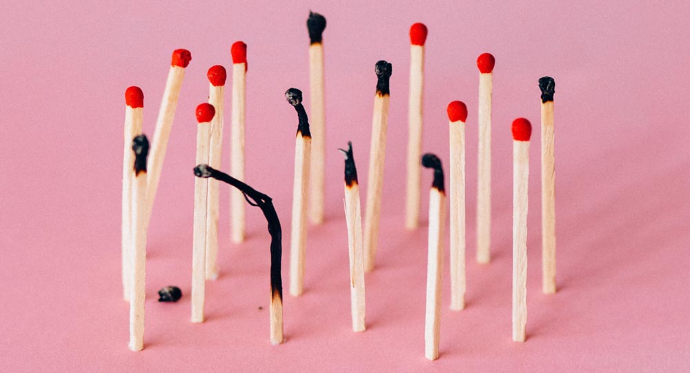 Voorkom en beperk ziekteverzuim ! FEIT 70 procent van het verzuim in Nederland ontstaat vanuit een psychisch probleem. Veel vormen van lichamelijke ziekte zijn te voorkomen.  We gaan hier niet beweren dat je verzuim volledig kan voorkomen. Echter, jij hebt als werkgever en/of leidinggevende weldegelijk de mogelijkheid om het verzuim binnen je bedrijf te verlagen. We geven 4 tips om je op weg te helpen.