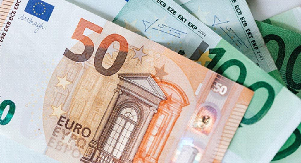 De kosten van een zieke medewerker zijn vaak niet direct zichtbaar. Hij of zij werkt niet, dus wordt vaak een collega belast met extra werk. Een gedeelte van het werk kan soms blijven liggen. In een commerciële buitendienstfunctie ligt dat vaak wel wat complexer. Met als gevolg dat je mogelijk direct omzetverlies hebt. Om je een idee te geven: een zieke werknemer kost je als ondernemer gemiddeld al gauw 250 tot 300 euro per dag, maar dit kan nog verder oplopen. Voor het gemak: je bent al gauw 2,5 keer het salaris kwijt. Zeker als het ziekteverzuim langer gaat duren.