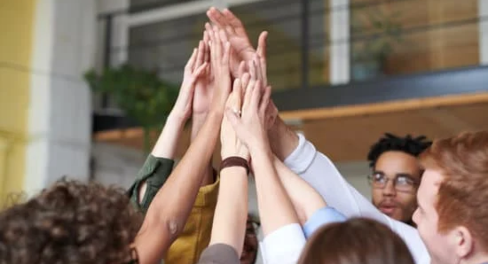Instroommonitoren. Waarom alleen exitgesprekken voeren? Bedenk eens wat het op kan leveren als je weet waarom blije en gelukkige medewerkers zo graag bij jou werken!