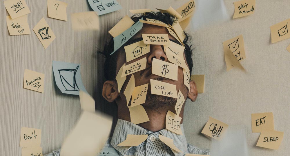 Waarom ziekteverzuim een probleem kan worden? Verzuim is een complex en tijdrovend personeelsvraagstuk en helaas vaak onderbelicht. Het is echter een van de personeelszaken die je beter wel in orde kan hebben. Wanneer je niet de juiste stappen op het juiste moment neemt kunnen loonsancties in het verschiet liggen. Zieke medewerkers kunnen in zo’n geval voor grote (financiële) problemen zorgen.